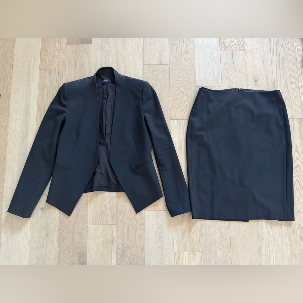 Theory skirt suit size 6 blazer size 8 pencil skirt